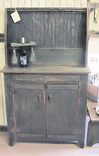 Small Primitive Hutch